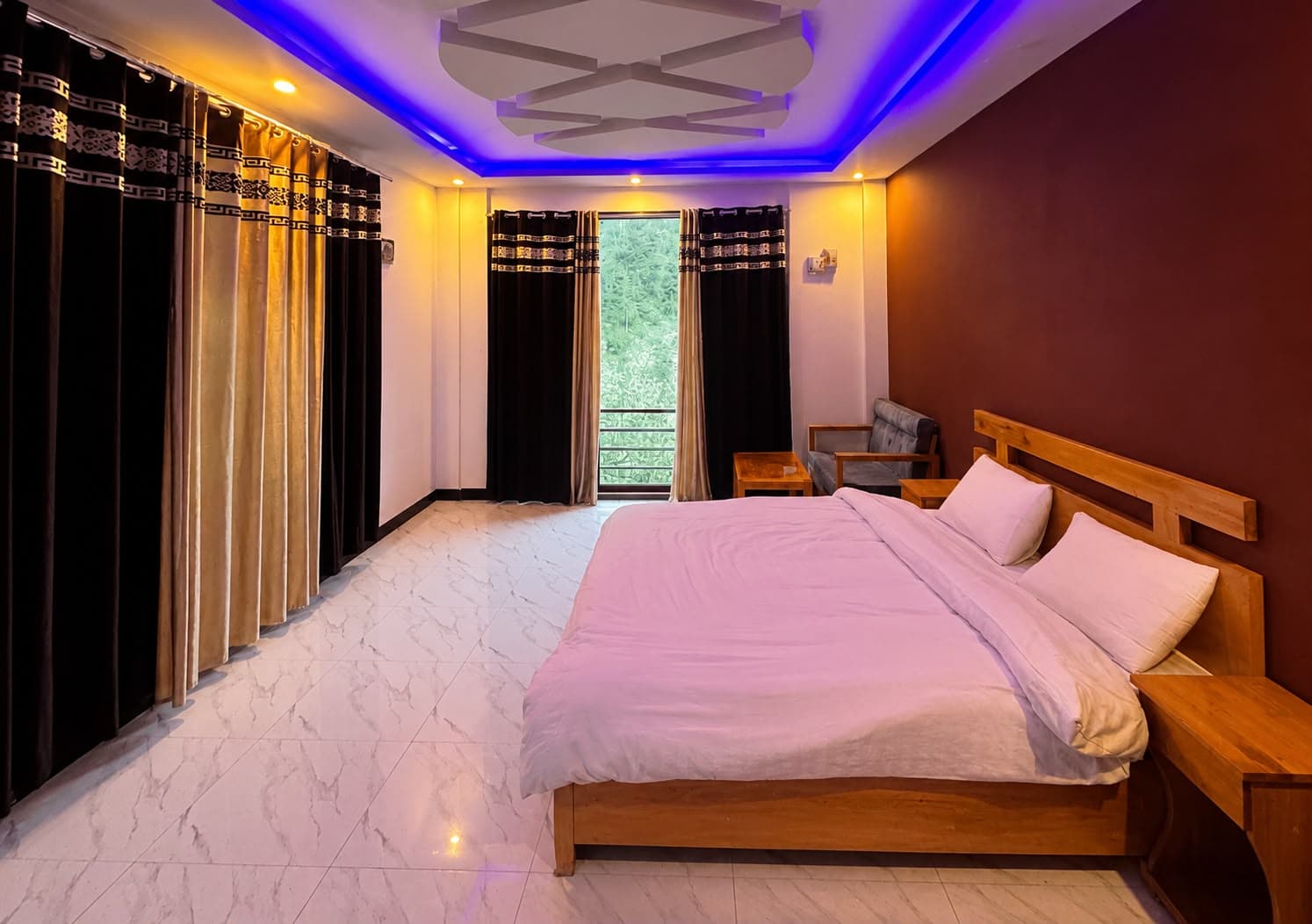 Couple room with double bed and mountain view