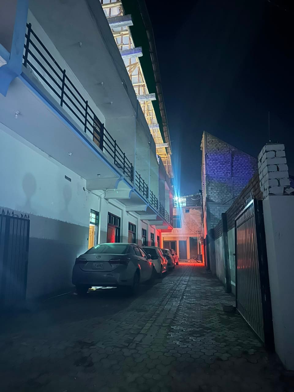 Comfort Inn Kalam hotel exterior and parking area at night